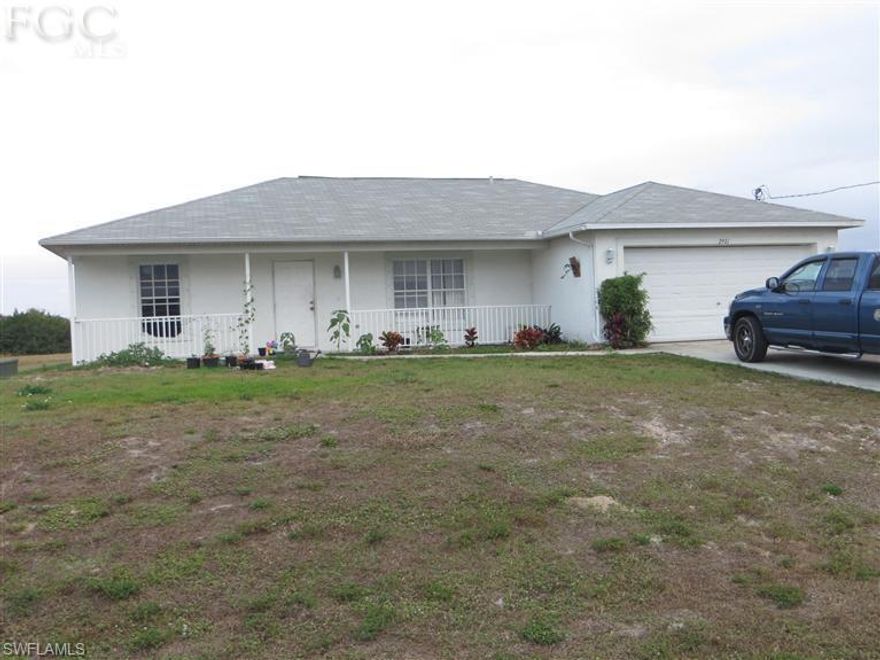 Beatiful Home in desirable Northwest.  Close to schools, shopping, etc. Quick access to Fort Myers and North Fort Myers.