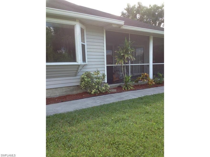 Location, location!! very nice townhouse with beautiful view in quiet condominium. If you need 3 bedroom, 3 baths and EXTRA family room or office, you must to see it. Huge resort and sized pool you also can enjoy your canoe or kayak to use private community boat ramp on the 10 mile which leads all the way to the gulf of Mexico.
This community is close to everything that you need: restaurants, stores, banks, schools, beaches etc...