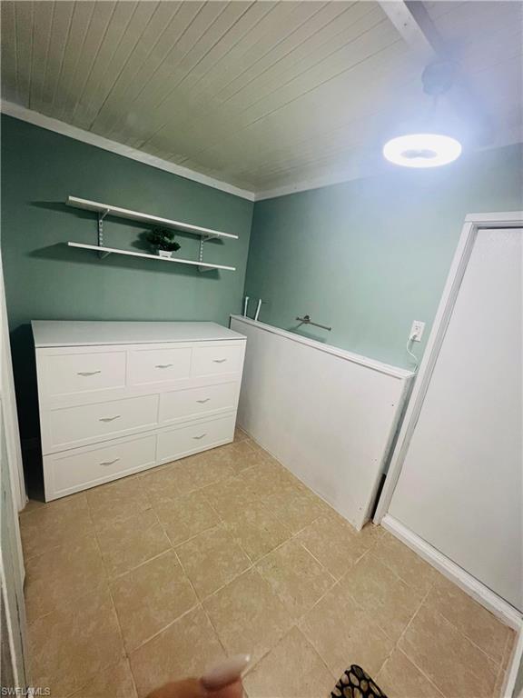 HOLIDAY MANOR - Residential