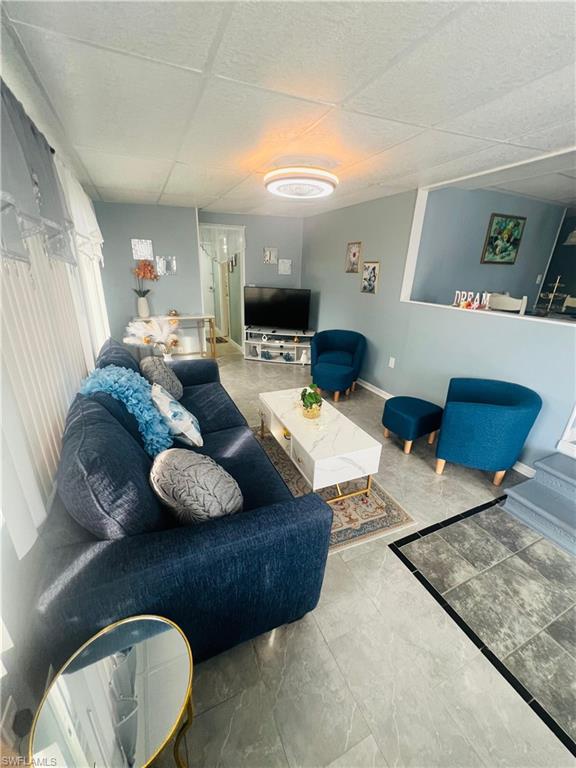 HOLIDAY MANOR - Residential