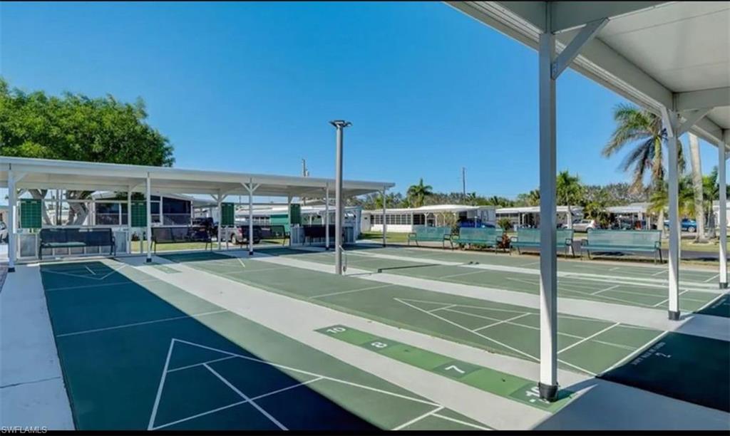 HOLIDAY MANOR - Residential