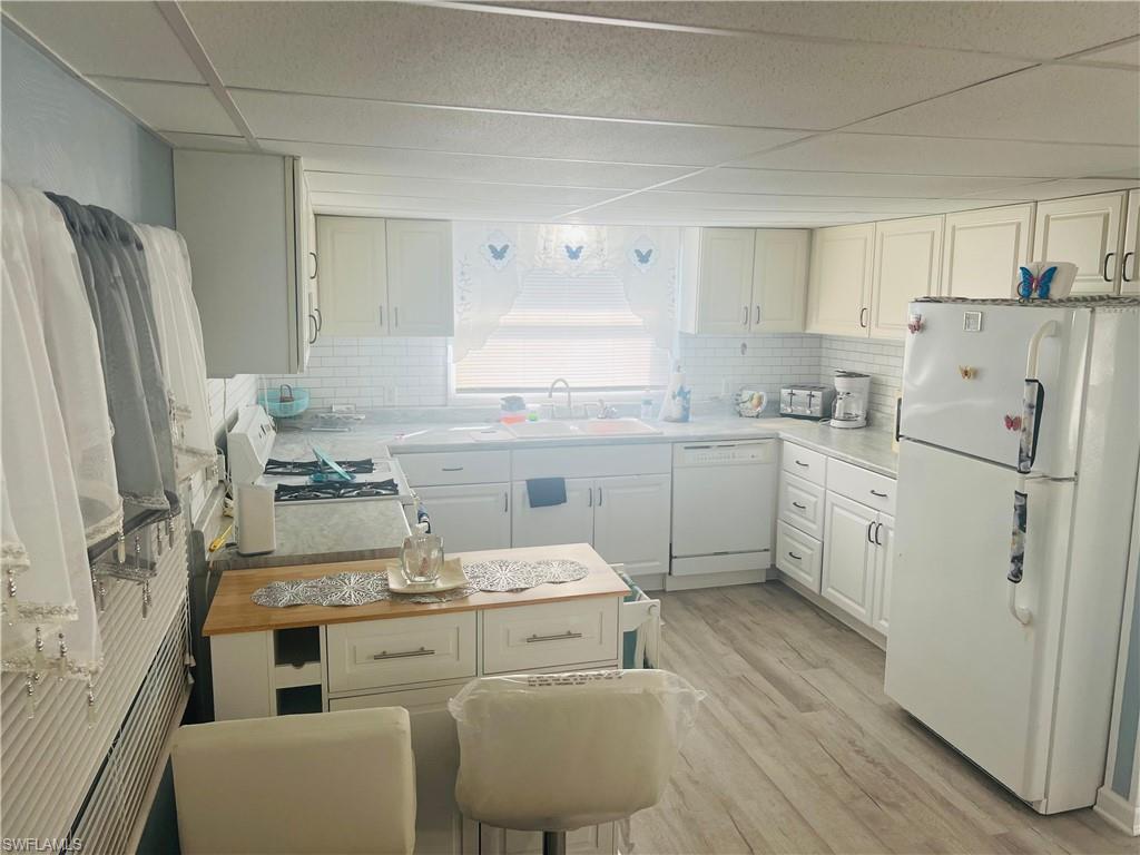 HOLIDAY MANOR - Residential