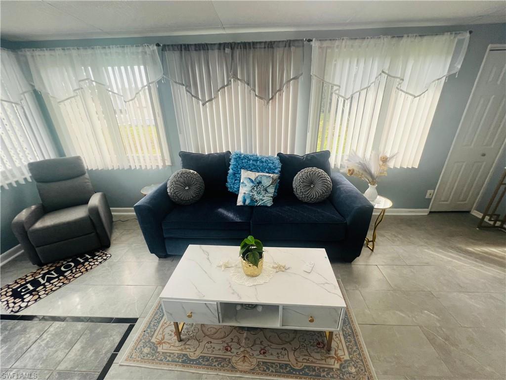 HOLIDAY MANOR - Residential