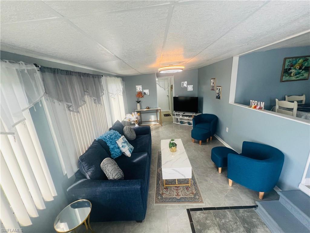 HOLIDAY MANOR - Residential