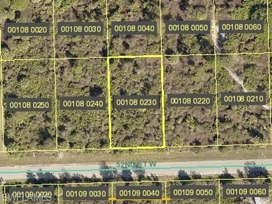 Excellent lot, 80x137 located in a quiet area, near access to the 80 and 82. New constructions around. Paved Road.