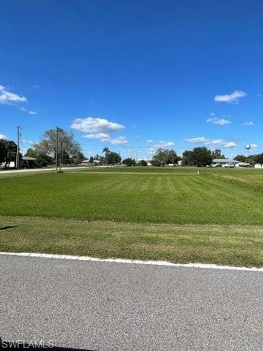 GREAT CLEARED CORNER LOT WITH A SHORT WALK TO THE MIDDLE/HIGH SCHOOL AND THE GLADES COUNTY COURTHOUSE. SHORT DRIVE OR WALK TO THE RIVERWALK AND RIVERWALK PARK TO ENJOY THE EVENINGS ON THE RIVER.