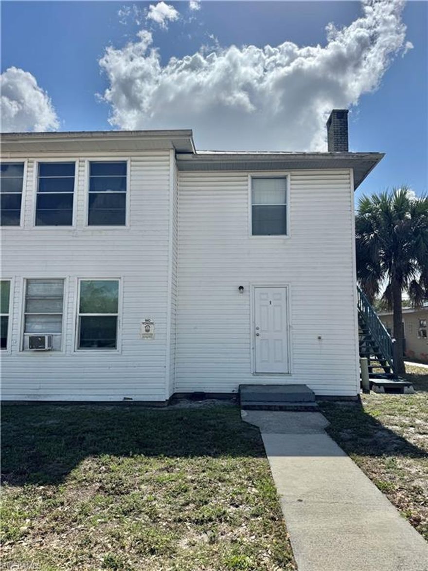 Centrally located large one bedroom plus bonus room that can be used as a den, sunroom, or a nursery. It has been used as a bedroom as well. Updated vinyl flooring and new carpeting. Living room, kitchen and bathroom. Near downtown Fort Myers; close to transportation, Publix, and entertainment.