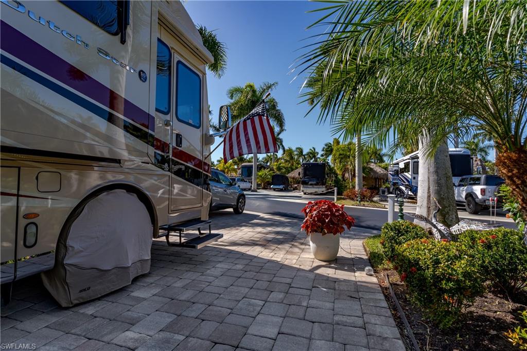 NAPLES MOTORCOACH RESORT - Land