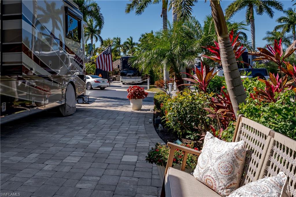 NAPLES MOTORCOACH RESORT - Land