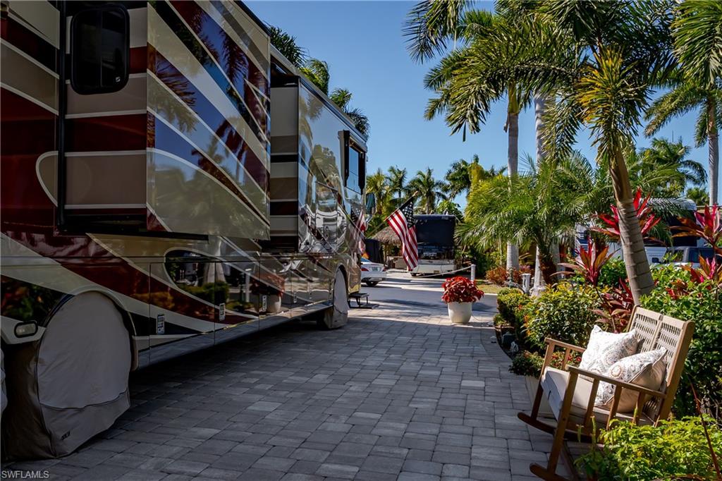 NAPLES MOTORCOACH RESORT - Land