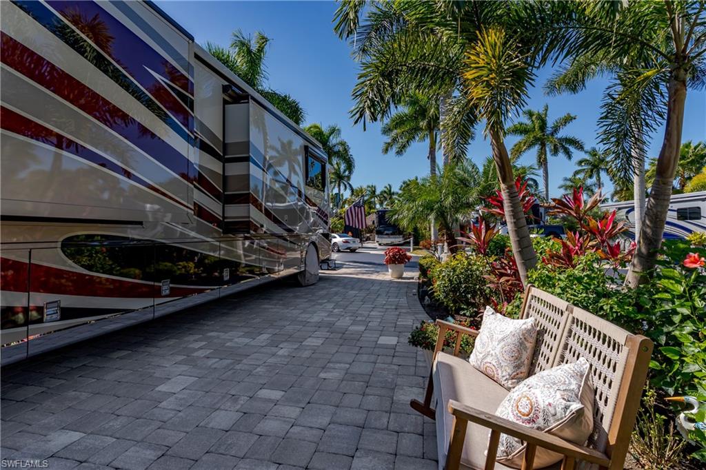 NAPLES MOTORCOACH RESORT - Land