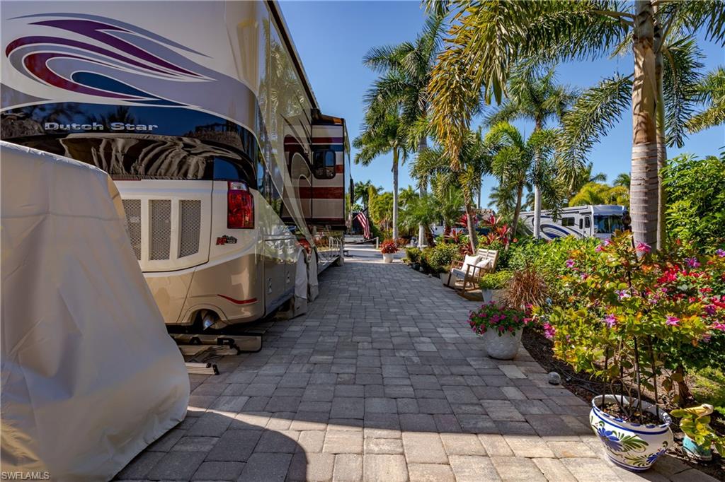 NAPLES MOTORCOACH RESORT - Land