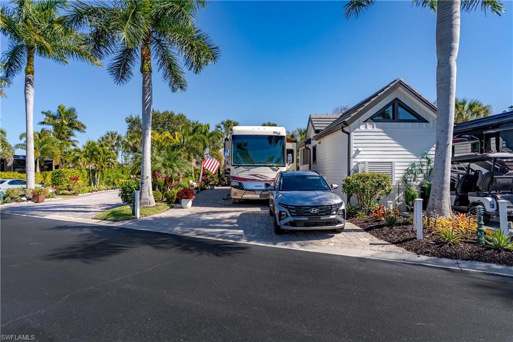 NAPLES MOTORCOACH RESORT - Land