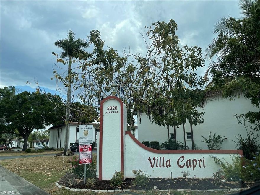 2nd floor unit, Spacious 2-bedroom 2-bathroom apartment with a beautiful view of the pool area located in Fort Myers. Great location near Fort Myers Downtown, Lee Hospital, and Edison Mall.