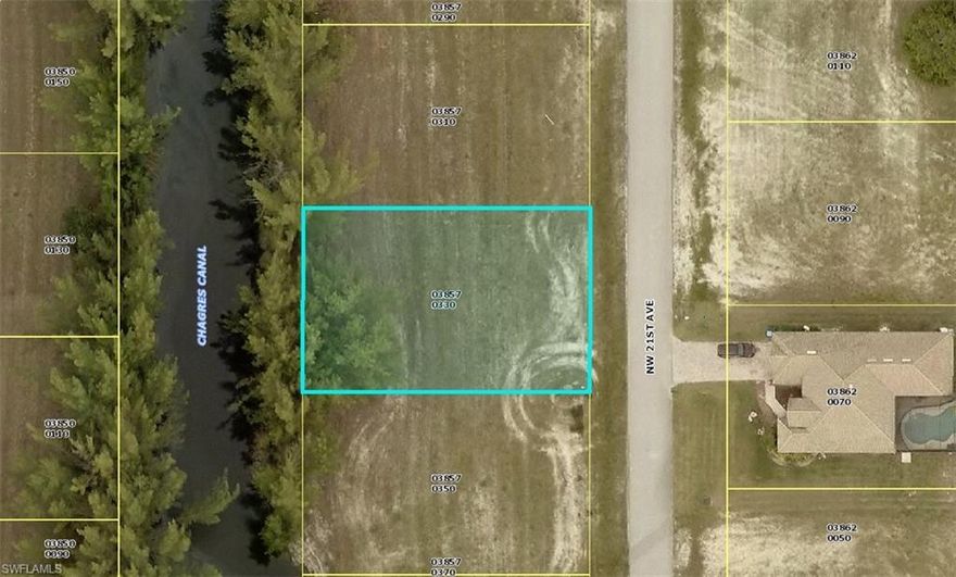 Beautiful lot on the Chagres Canal, in Cape Coral. It gives you the opportunity to build your dream home. Take a chance!