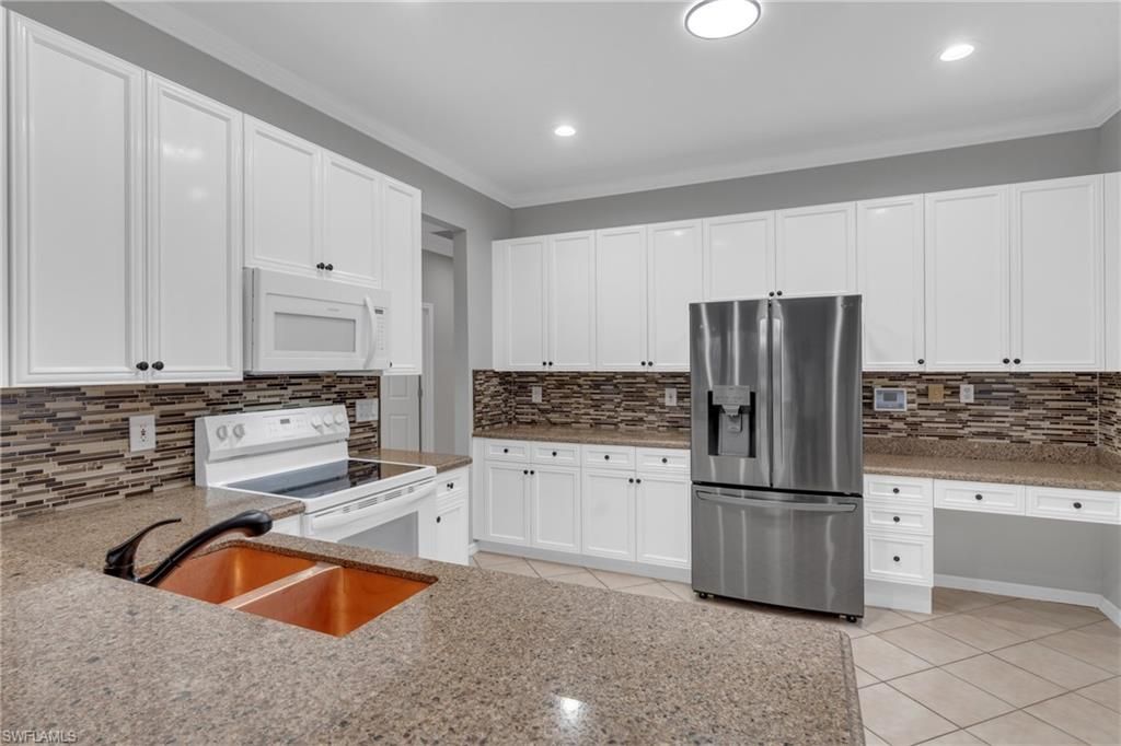 Photo of 11239 Lakeland CIR, FORT MYERS, FL 33913 (MLS # 226005148)