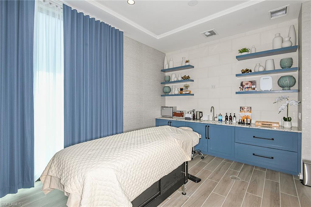 ESPLANADE LAKE CLUB - Residential
