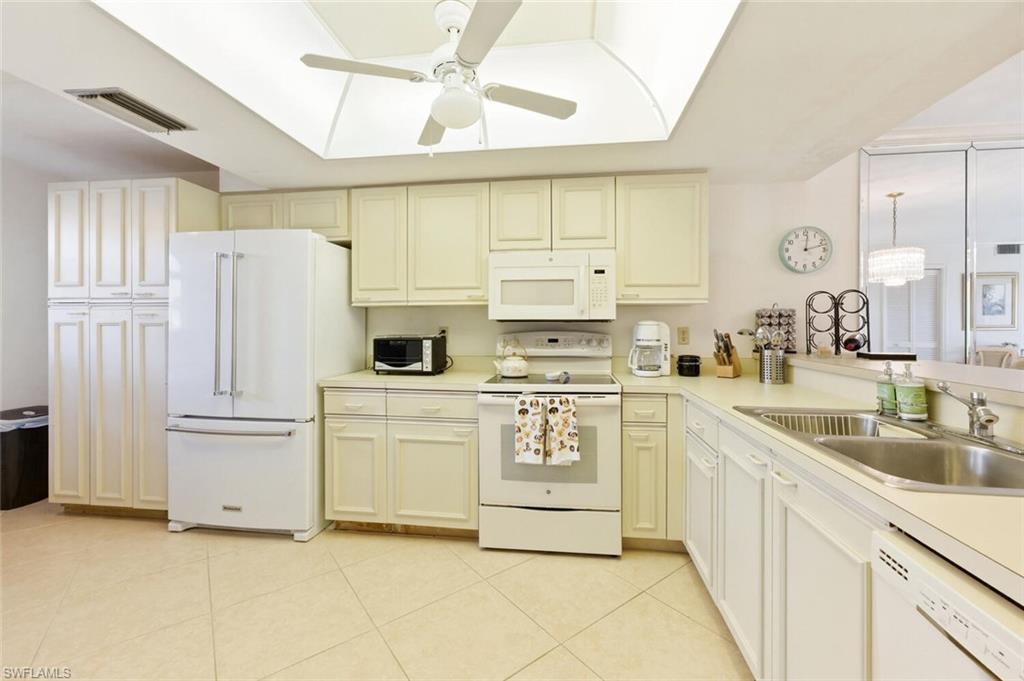 COUNTRY MANOR - Residential