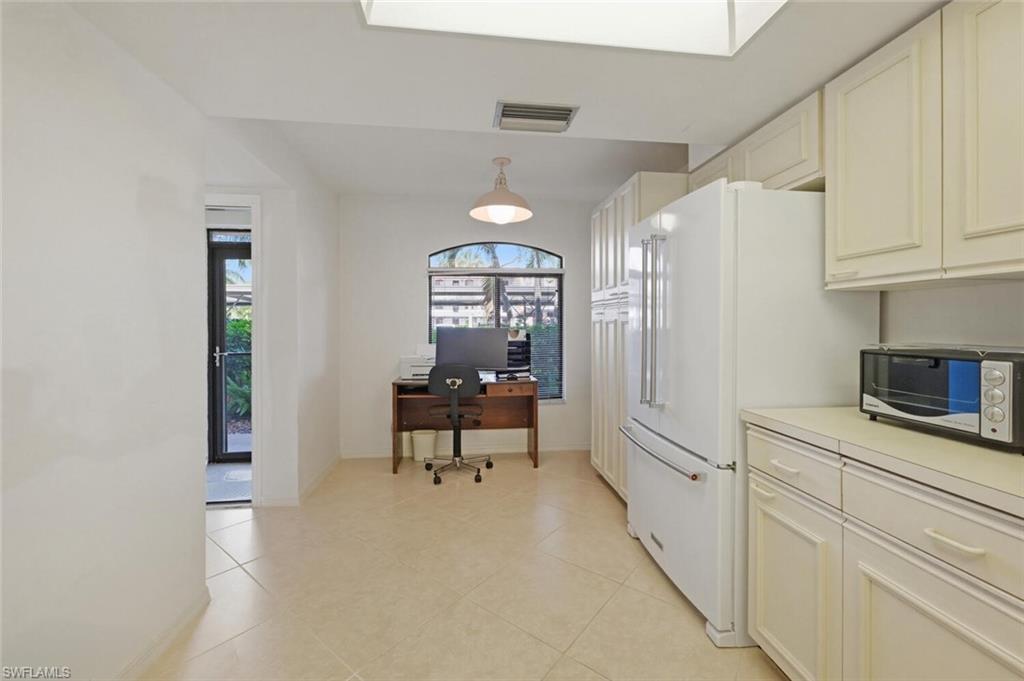 COUNTRY MANOR - Residential