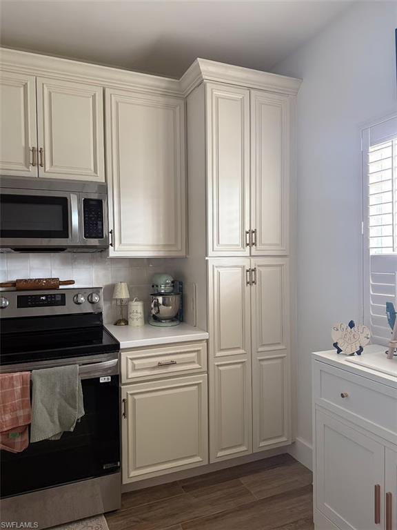 ISLAND PARK WOODS - Residential Lease