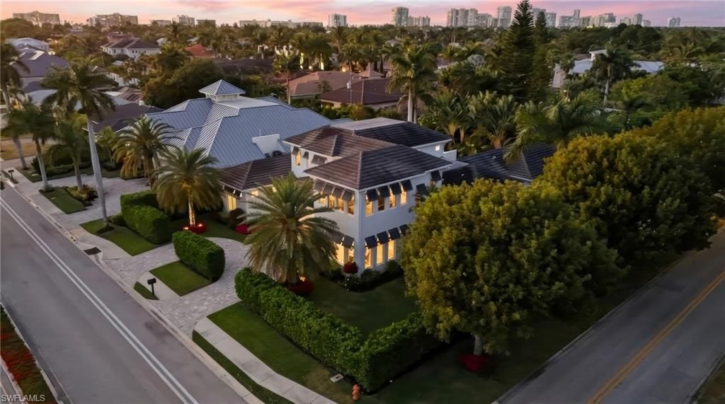 Photo of 725 Harbour DR, NAPLES, FL 34103 (MLS # 226008304)