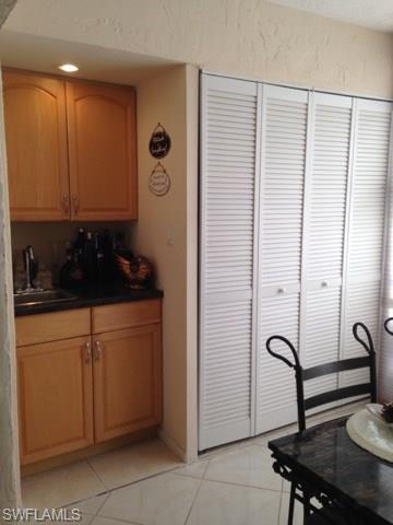 COUNTRY CLUB MANOR - Residential