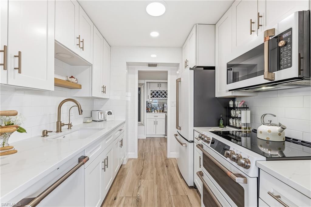 FIRST HARBOUR TOWER CONDO - Residential