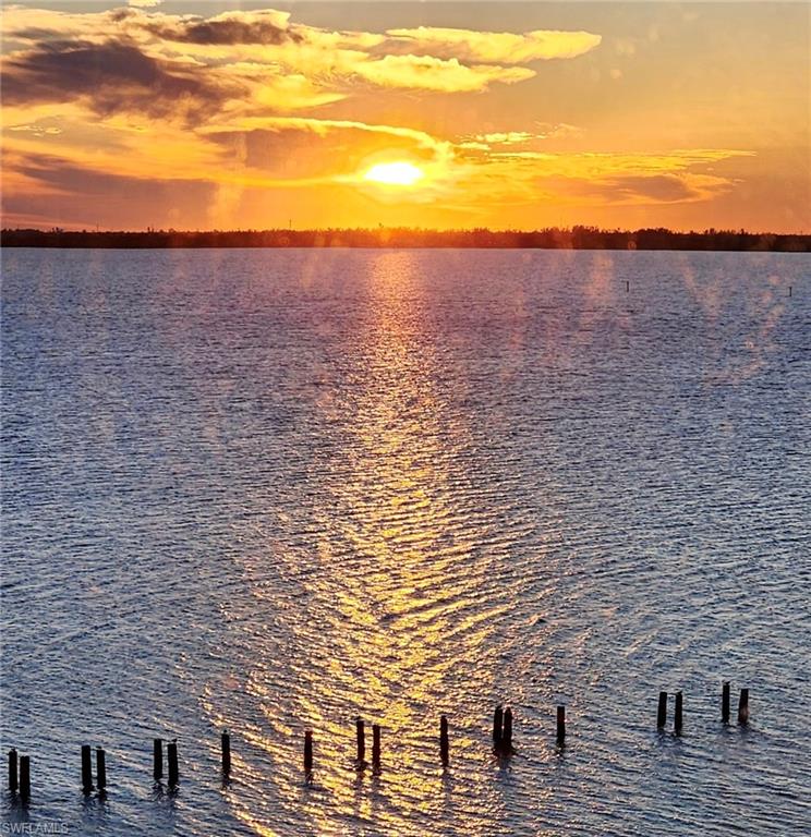 FIRST HARBOUR TOWER CONDO - Residential