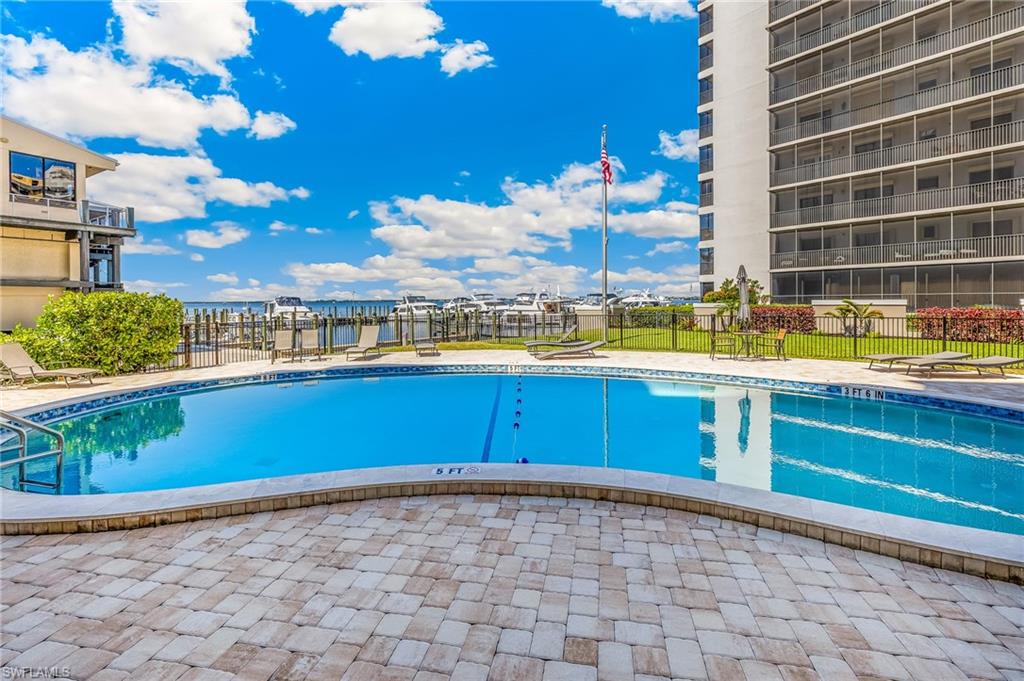 FIRST HARBOUR TOWER CONDO - Residential