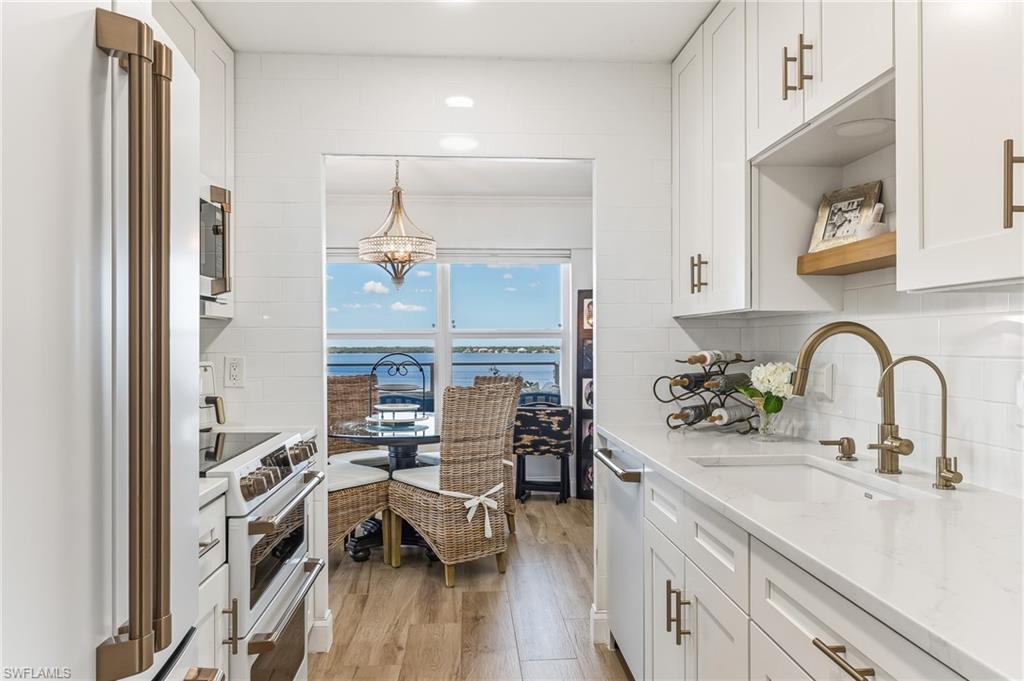 FIRST HARBOUR TOWER CONDO - Residential