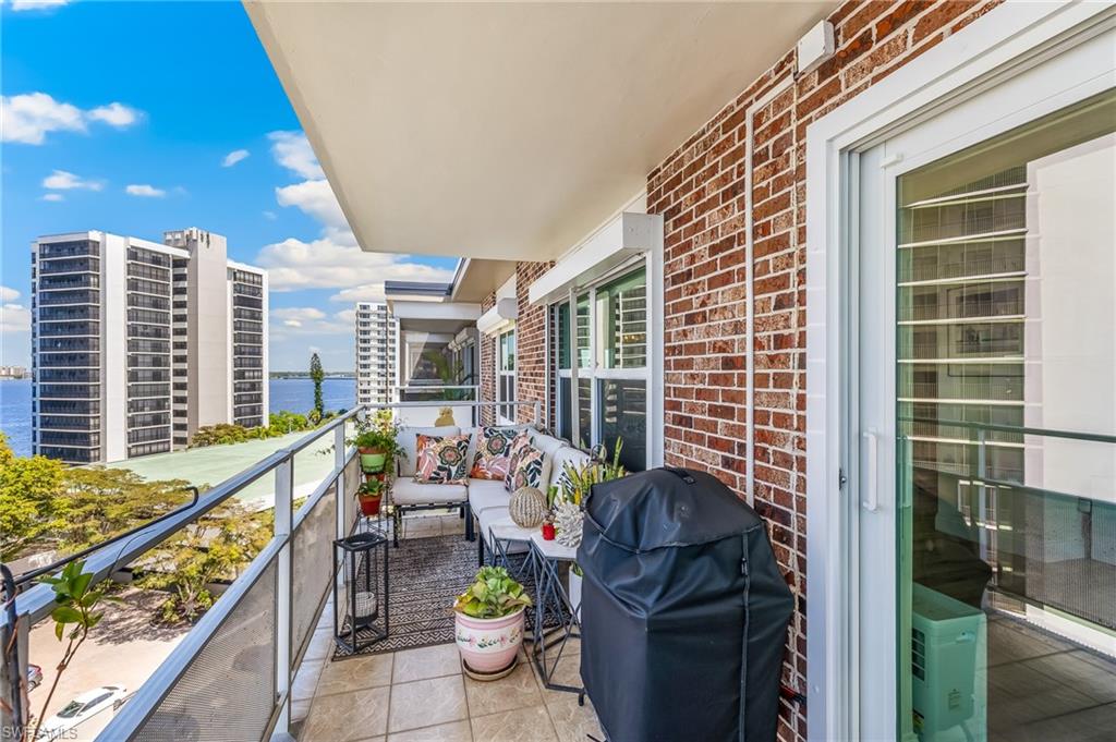 FIRST HARBOUR TOWER CONDO - Residential