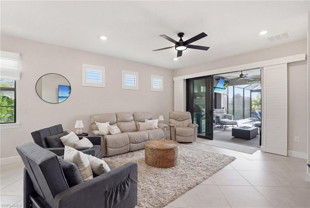 ESPLANADE LAKE CLUB - Residential