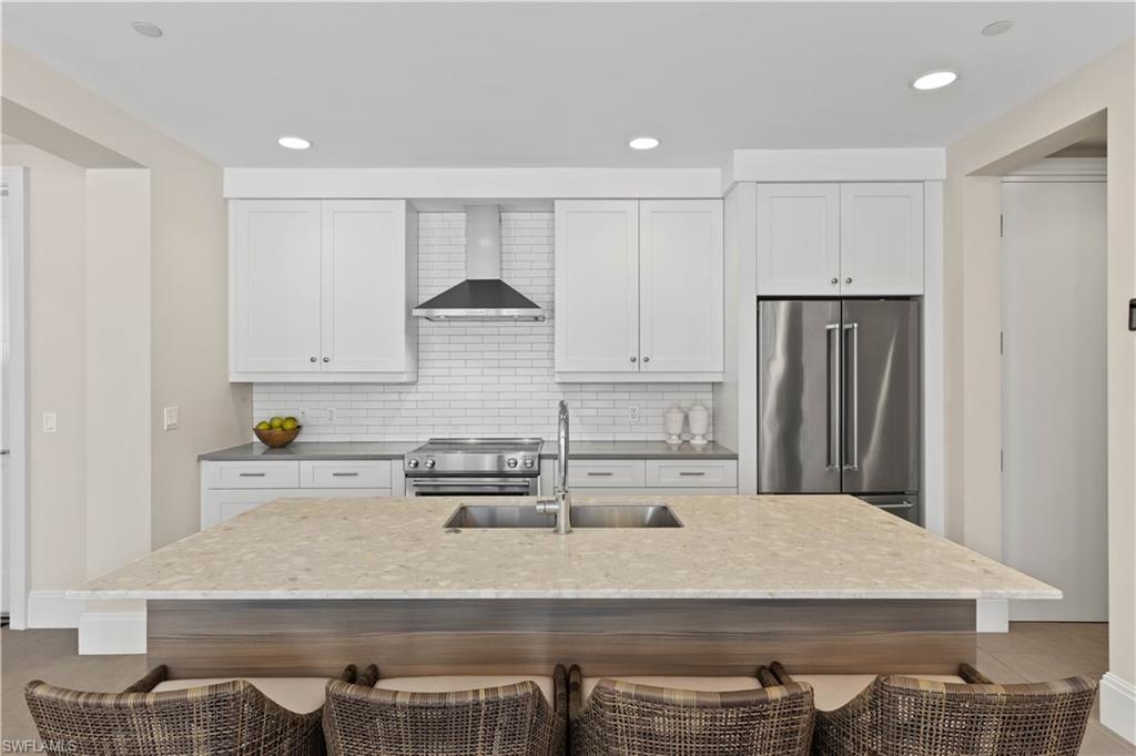 NAPLES SQUARE - Residential