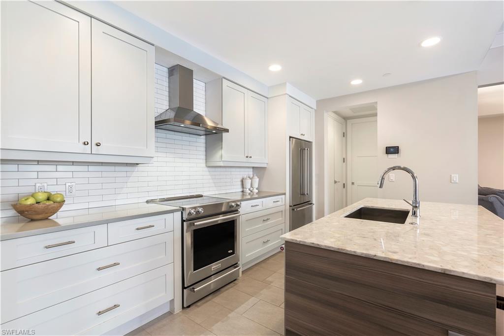 NAPLES SQUARE - Residential