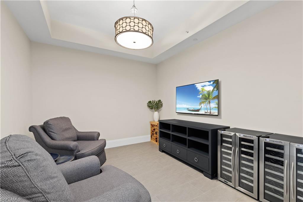 NAPLES SQUARE - Residential