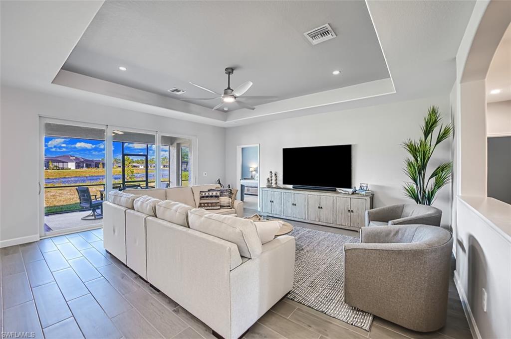 COUNTRY CLUB - Residential