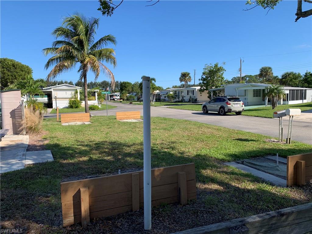 HOLIDAY MANOR - Residential