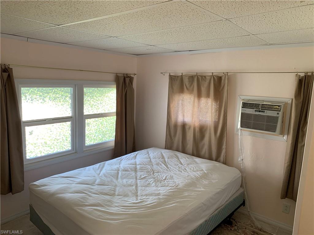 HOLIDAY MANOR - Residential