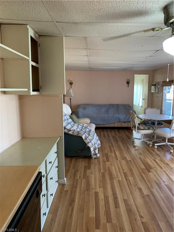 HOLIDAY MANOR - Residential