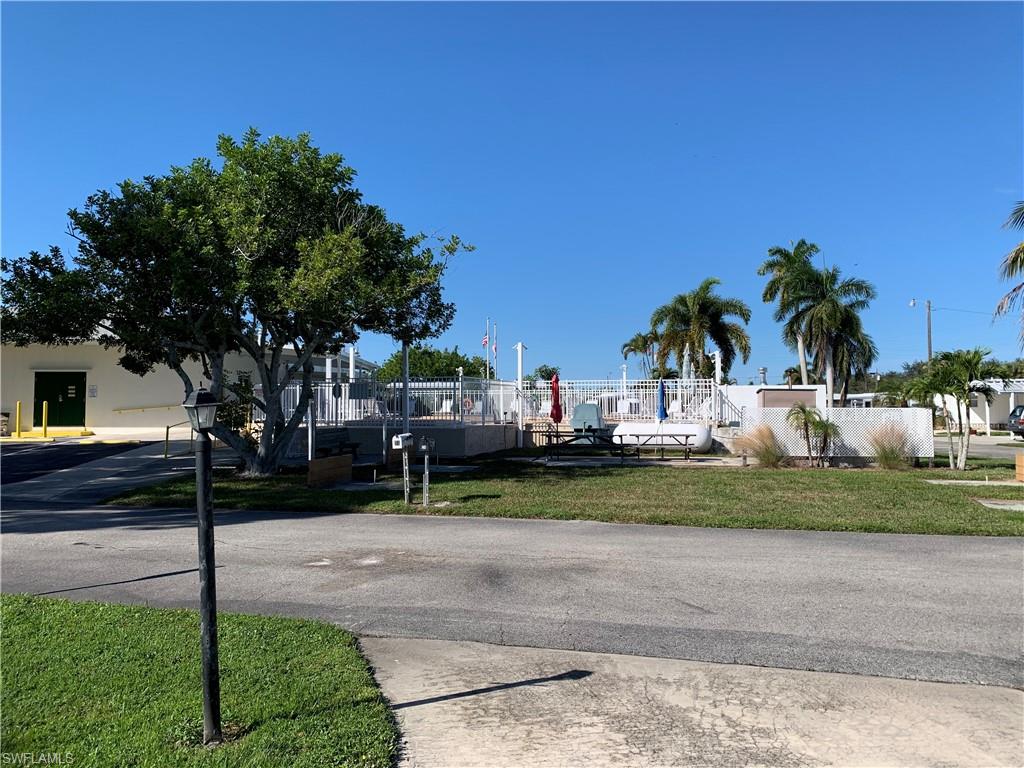 HOLIDAY MANOR - Residential