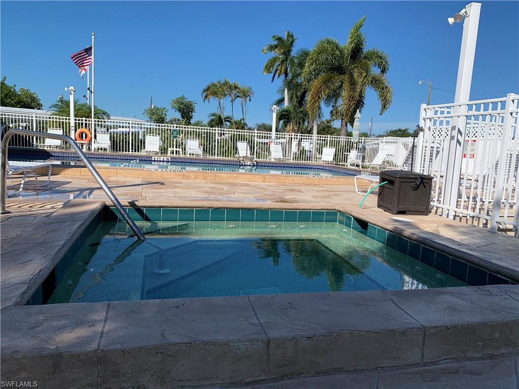 HOLIDAY MANOR - Residential