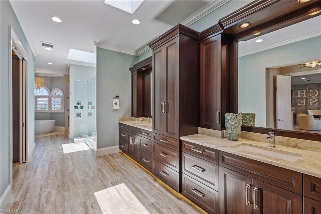 ROYAL MARCO POINT - Residential