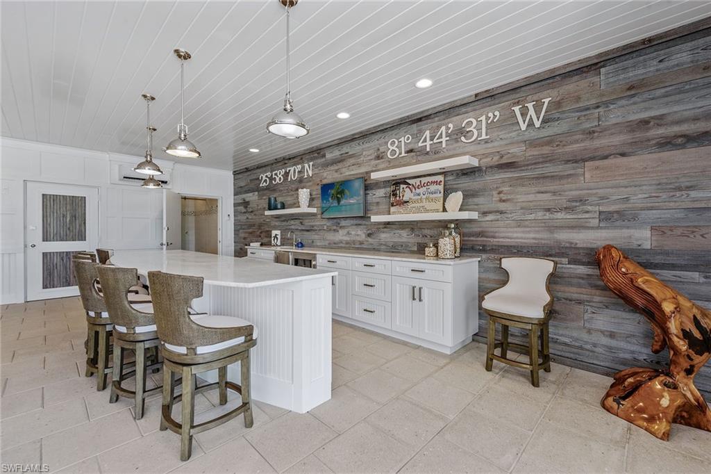 ROYAL MARCO POINT - Residential