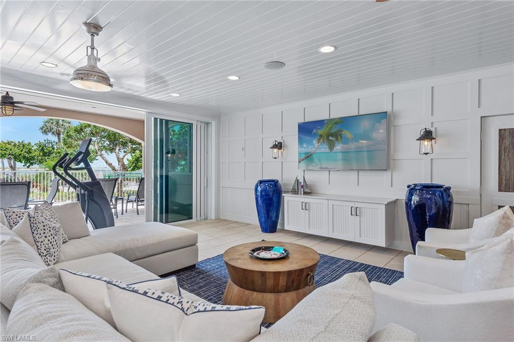 ROYAL MARCO POINT - Residential