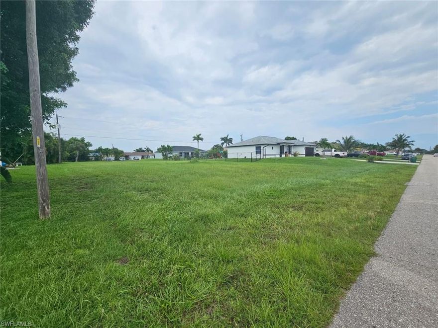 Build your dream home in Cape Coral in this beautiful Lot