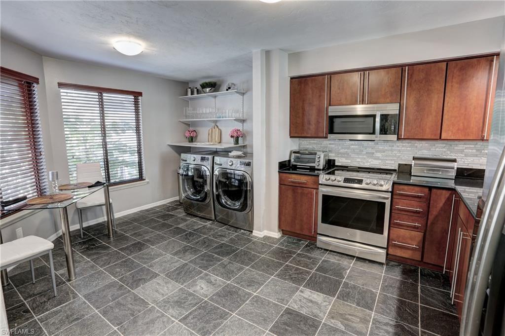 COURTSIDE COMMONS - Residential