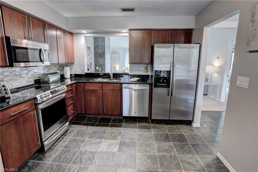 COURTSIDE COMMONS - Residential