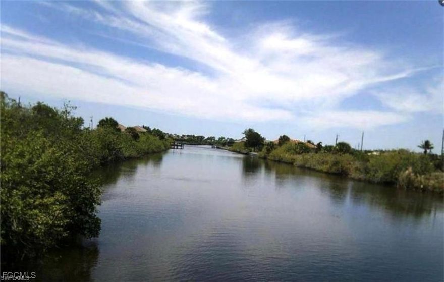 *****Lot for Sale in Cape Coral!*****
Located in the peaceful northwest area of Cape Coral, this 0.23-acre lot offers exclusive access to a freshwater canal, perfect for enjoying nature. Additionally, it’s close to shops, restaurants, schools, and other amenities, providing both comfort and convenience.
Don’t miss the opportunity to invest in this gem in Cape Coral!
