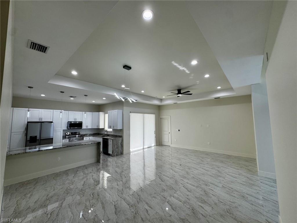 MIRROR LAKES - Residential Lease