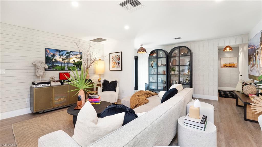 ROYAL ARMS VILLAS - Residential